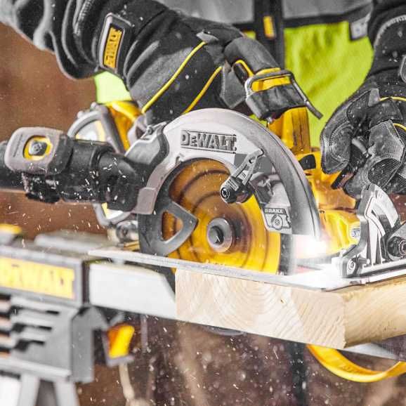Циркуляр акумулаторен DeWALT DCS573NT, 18 V, 190 mm