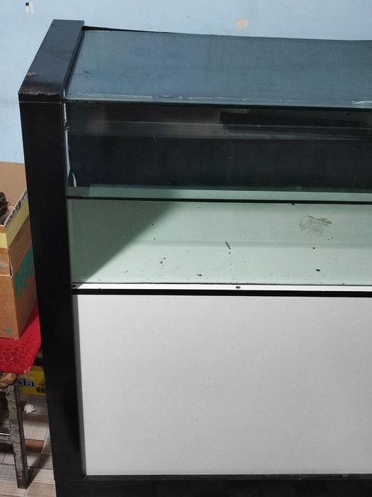 Telefon va aksesuarlar uchun polka