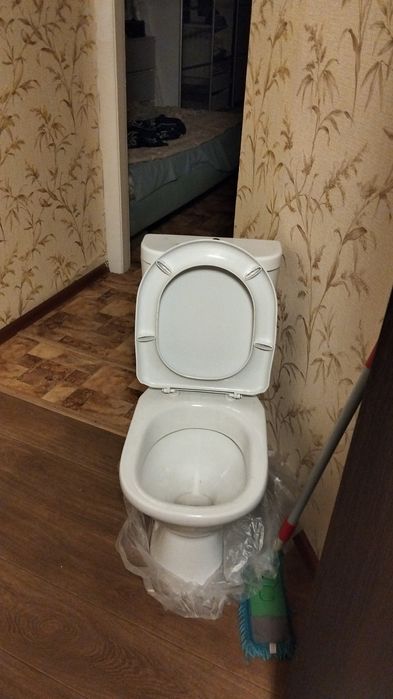 Продам унитаз  б/у большой