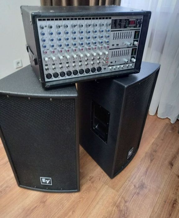 Комплект звуковой Behringer Pmp 2000 и колонки 12 дюймов.