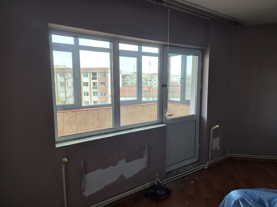 Ușa și geam termopan din aluminiu.