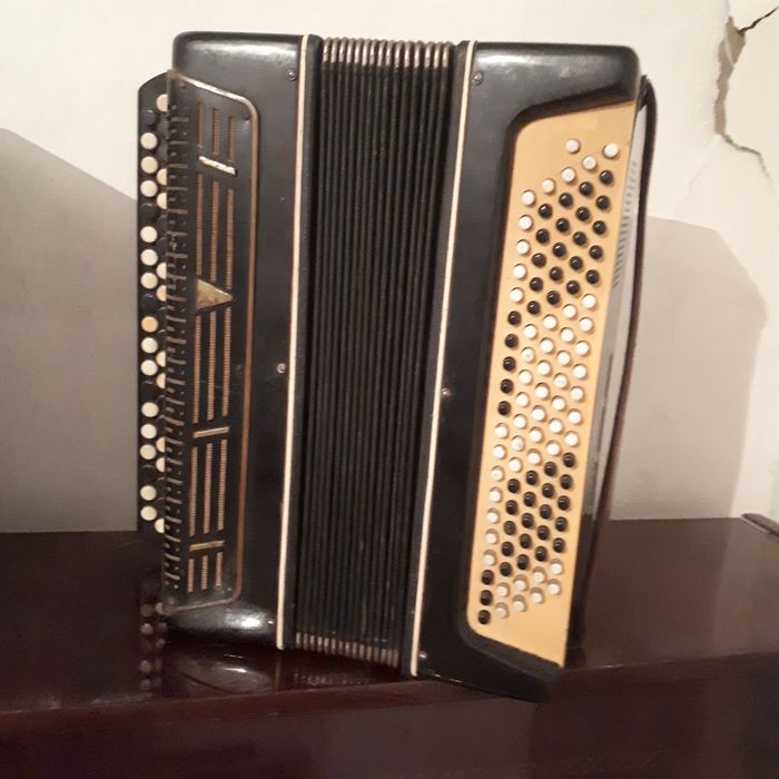 Продаем пианино  и баяны