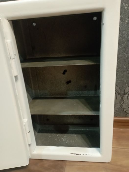 Продам сейф металлический