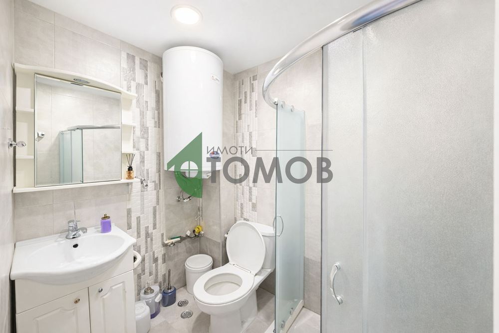 Напълно обзаведен двустаен апартамент под наем в Център