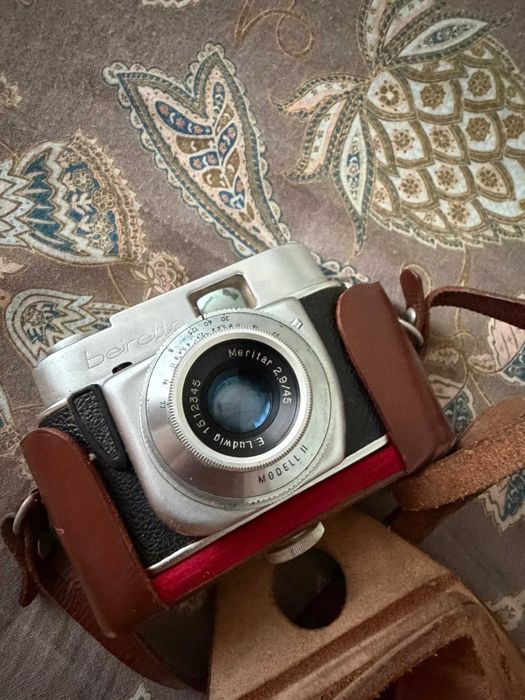 Ретро фотоапарат Beirette Modell 2 с обектив Meritar 2.9/45 и кожен калъф 35мм лента