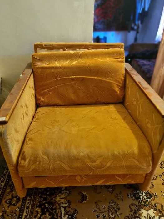 Divan tezda sotiladi. Narxi kelishiladi