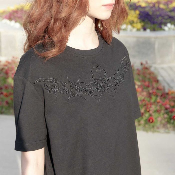 Футболка черная oversize с вышивкой унисекс