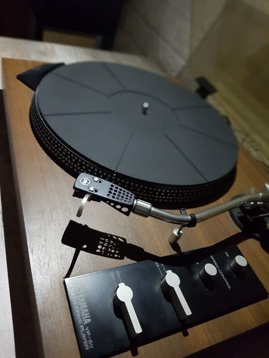 Продам виниловый проигрыватель Yamaha