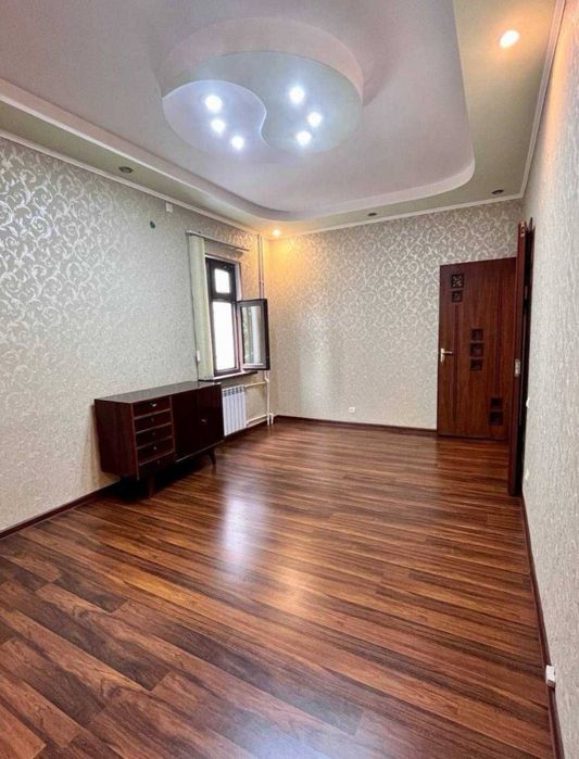 Kvartira sotiladi Қорасув 1 2-етаж 60 кв разделни