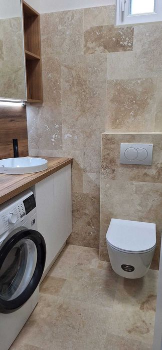 Închiriez apartament 2 camere în centrul municipiului Cluj-Napoca, într-o curte interioară, la parter, complet renovat, mobilat, ultrafinisat, 50 mp.