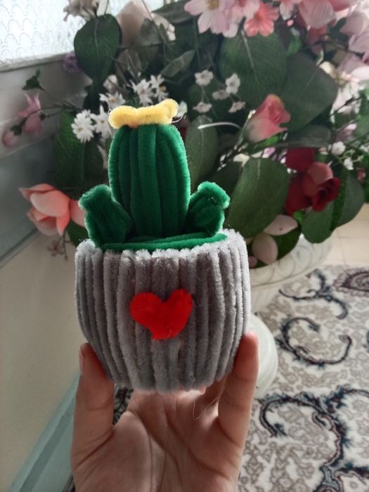 Stol ustiga dekor: Momiq simdan yasalgan gultuvakli gul