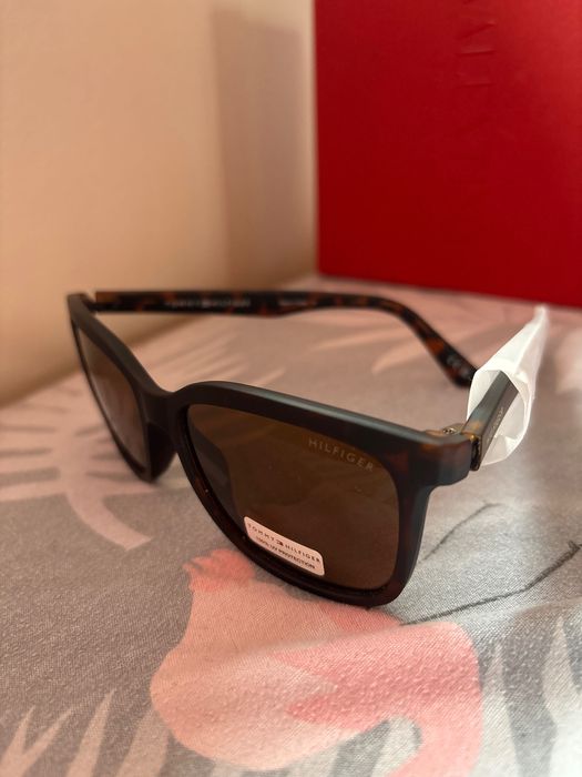 Оригинални чисто нови Tommy Hilfiger слънчеви очила