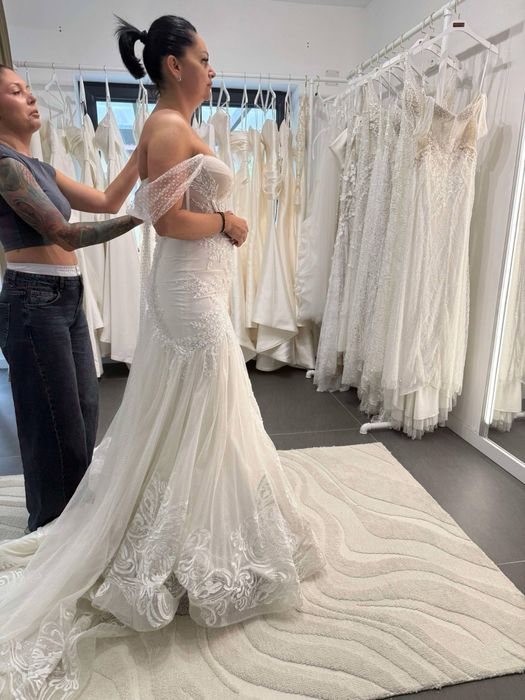 Vand rochie de mireasa cu trena model mila nova