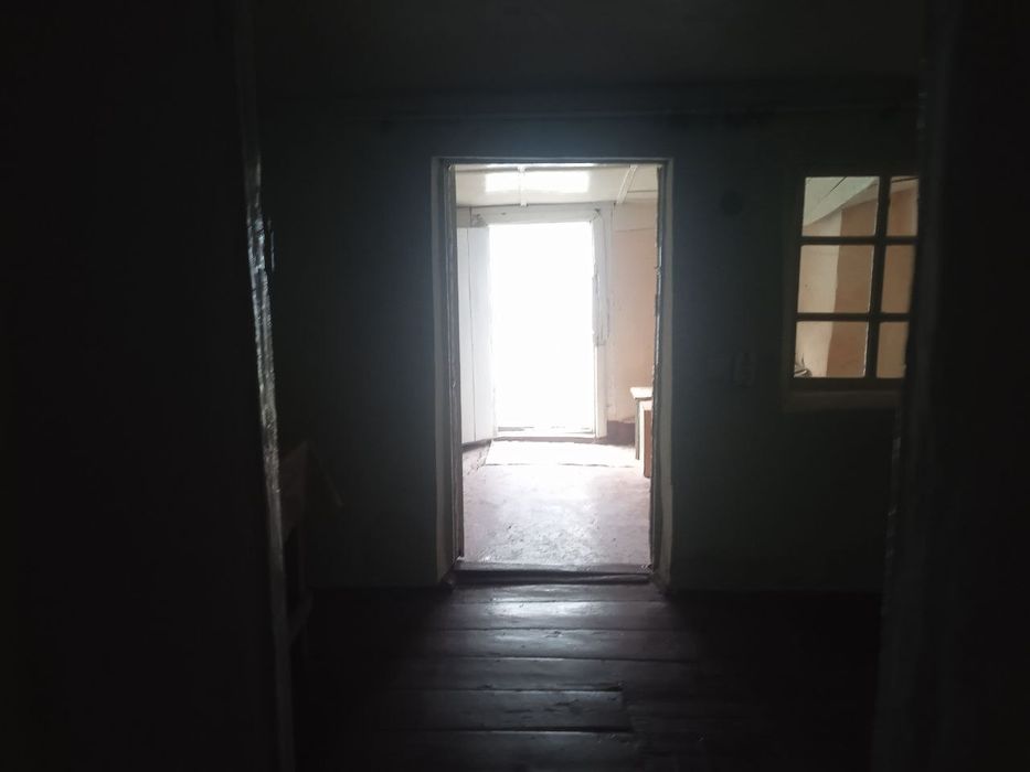 Продается срочно квартира-барак город Янгиюль . Свет газ вода подключе