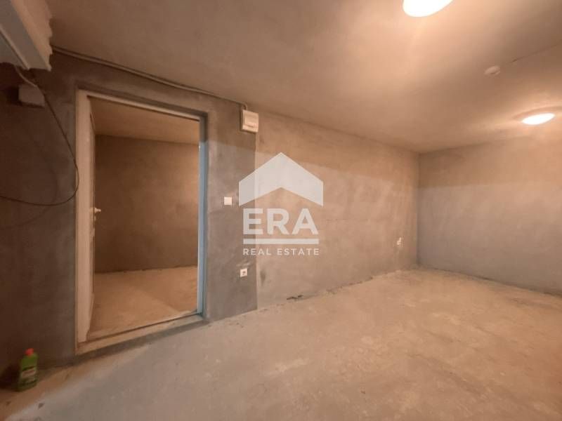 Подземен гараж за продажба, със собствен склад, в нова тухлена сграда,