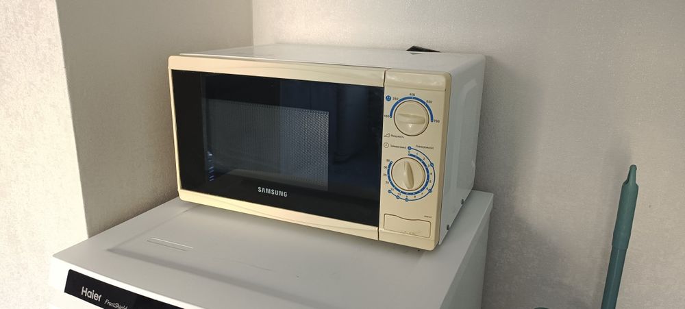 Продам на запчасть микроволновку