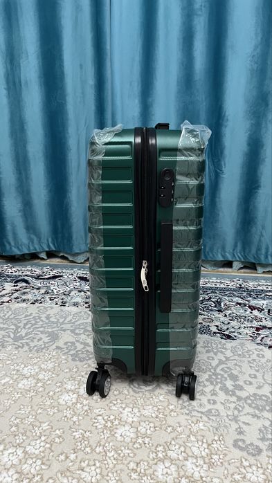 Продам чемодан.