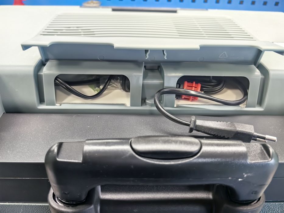 IGLOO Електрическа хладилна кутия IE42 220V AC/12V DC 42L Roller - Ice