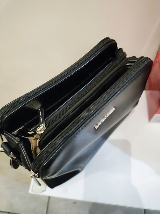 Малка черна чанта