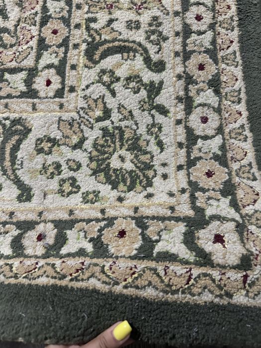 Ковер зеленого цвета