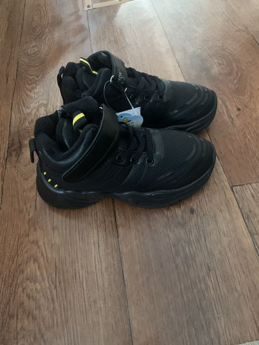 Продам новую обувь для мальчика