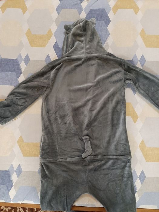 Цяла пижама (Onesie) с качулка и цип.