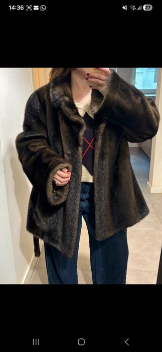 Haina de blana (nu stiu daca este naturala) dar superba