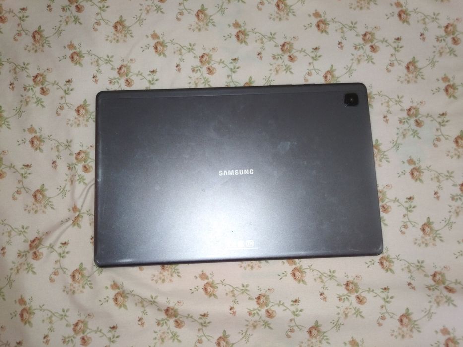 Планшет хороший прослужил 1 год