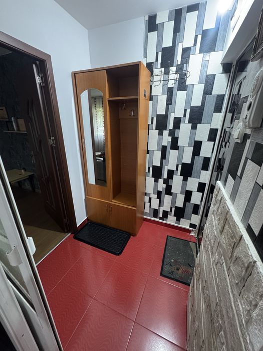 Inchiriez apartament cu  2 camere zona podu ros !