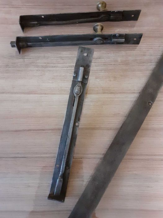 Vand 4 ivare,zavoare pt usi, ideale pt un proiect de restaurare