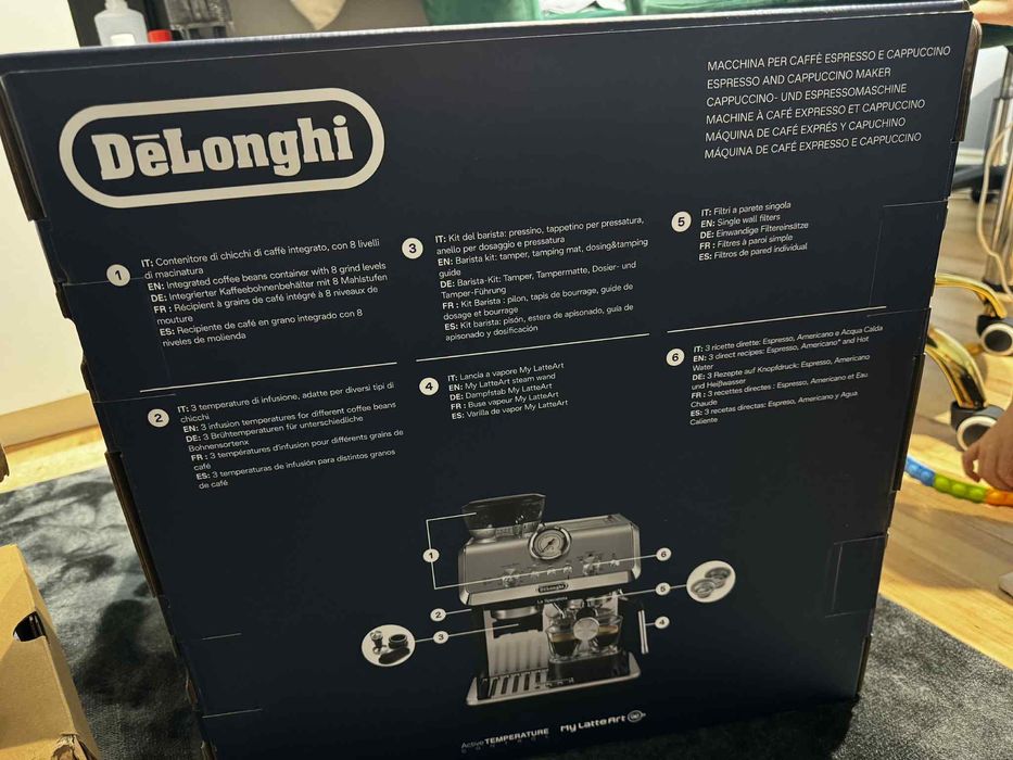 DeLonghi кафе машина чисто нова