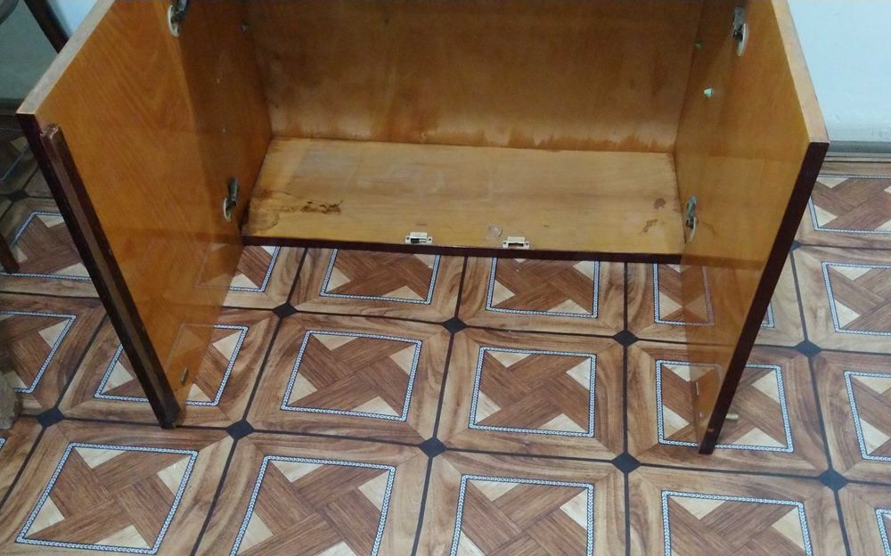 шкаф яхши холатда лакланган