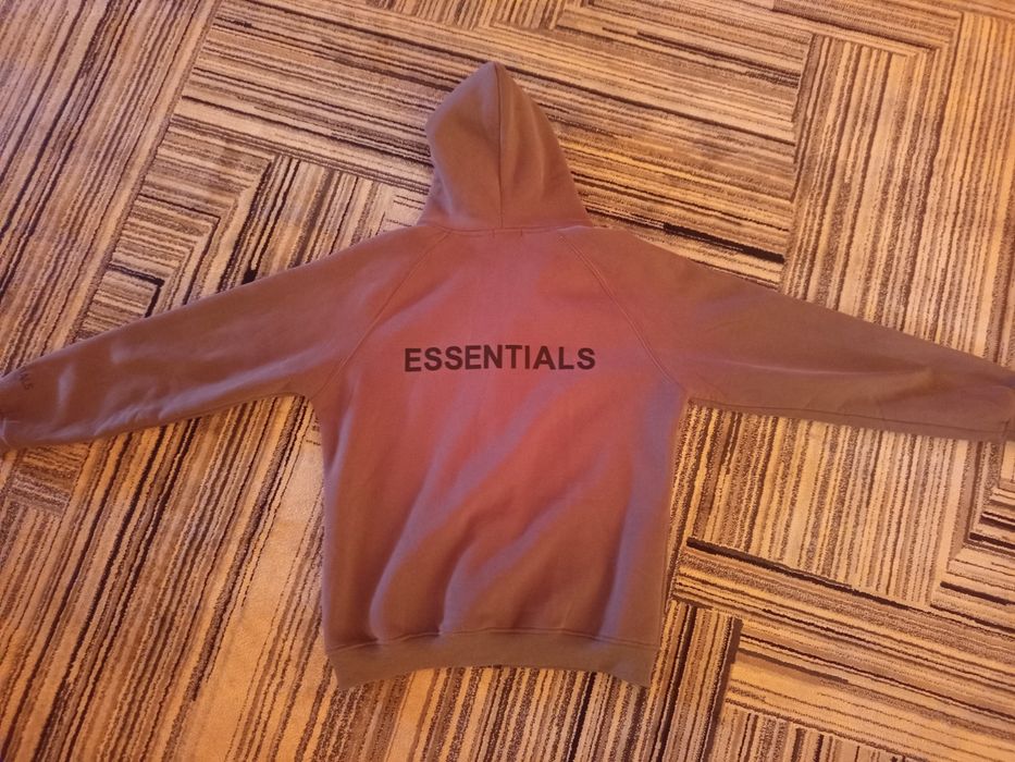 Продам зипку essentials