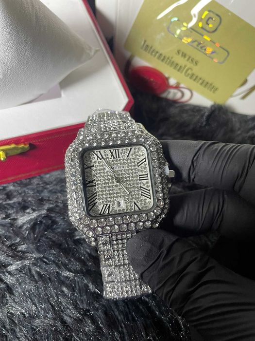 cartier iced out часовник