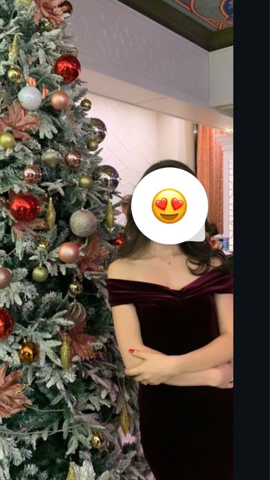 Платье со спущенными плечами и туфли