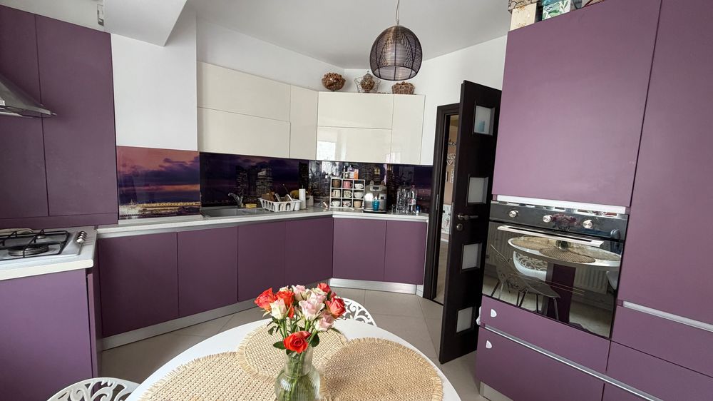 Apartament decomandat cu 3 camere si 2 bai, un loc de parcare inclus, situat în zona Compozitori