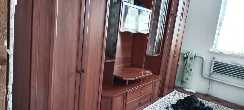 Стенка  для тв.посуды ,для вещей.