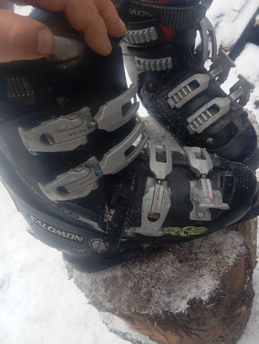 Vând schiuri și clapari