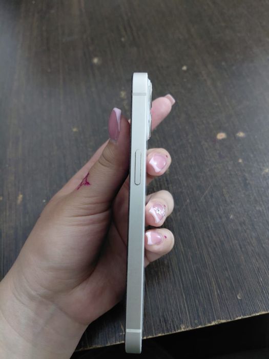 Продам телефон айфон 13 в белом цвете