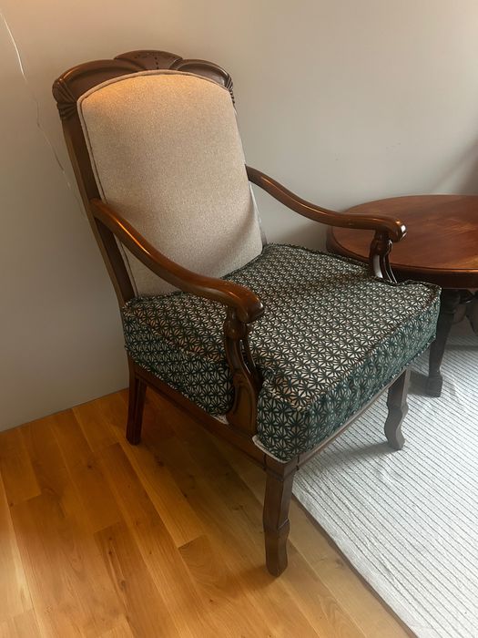 Кресла от масивна дървесина и антична холна маса