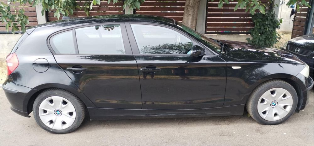 Vand BMW 116i an 2007 culoare negru
