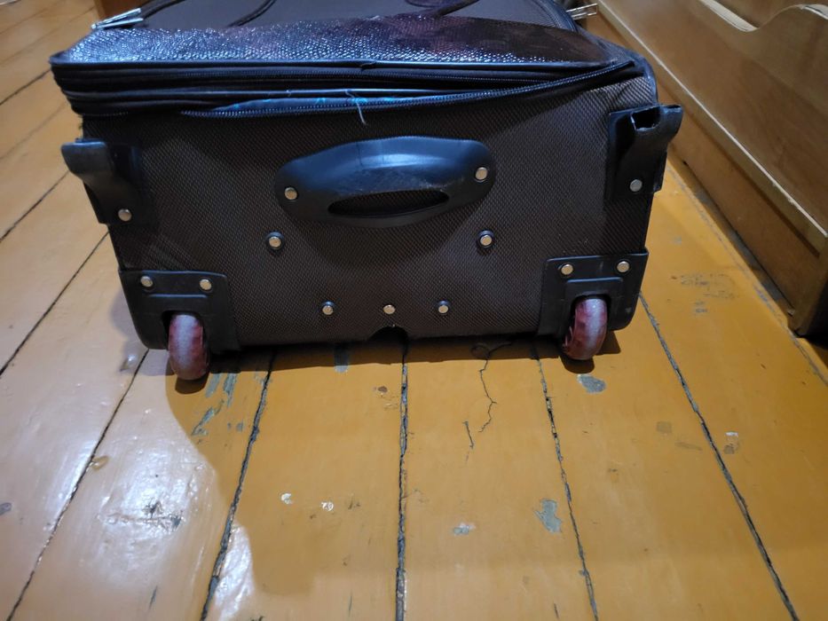 Продам чемодан Б/У