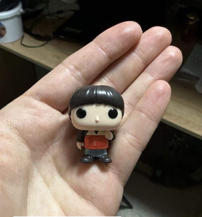 Продам фигурки Kinder Joy ОСД  Stranger things Очень странные дела