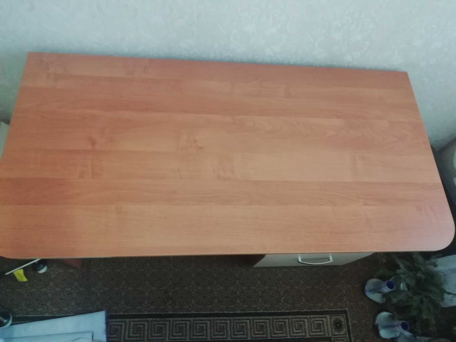 Стол письменный, подойдет для школьника