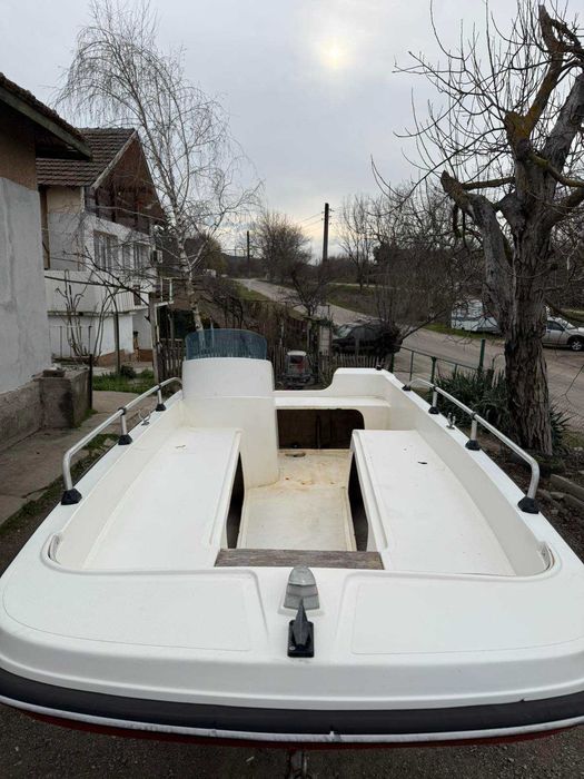Продавам мотрона лодка