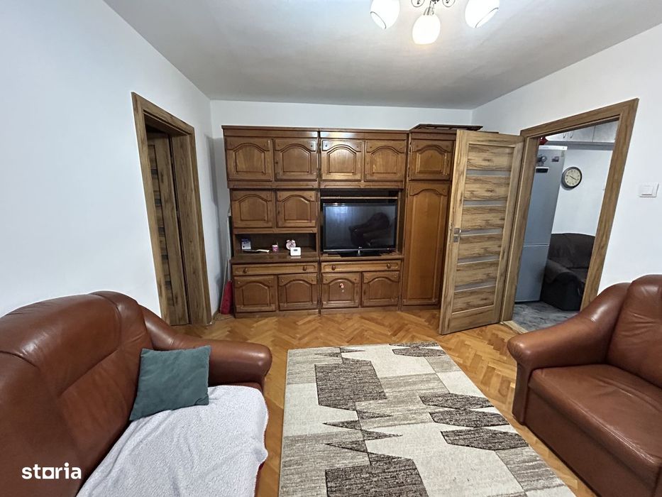 Inchiriez apart.3 cam.central,in spate la BCR,modern,centrala proprie