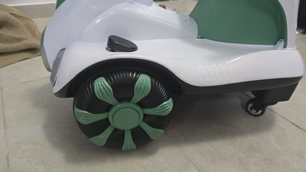 Masinuta electrica cu sunete si baloane de sapun