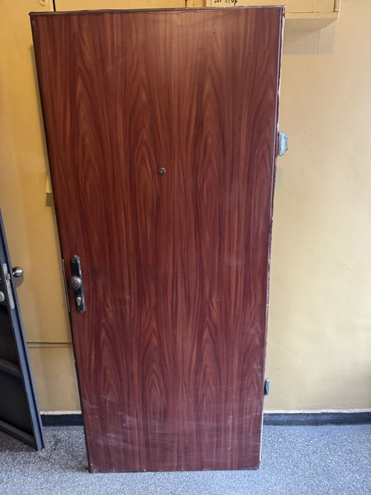 Метална врата крило