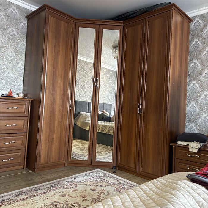 Продам шкаф в спальню угловой.