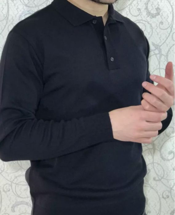 Стильный мужской джемпер-поло.